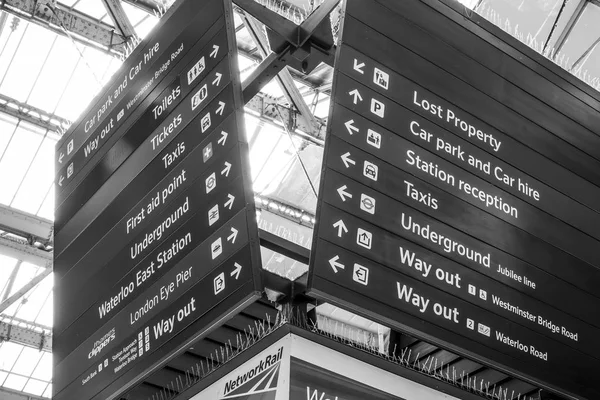 Direction signs at Waterloo Station in London - LONDON - GREAT BRITAIN - SEPTEMBER 19, 2016 — Stock Photo, Image