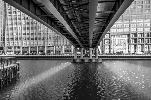 DLR köprüden orta Dock Canary Wharf - Londra - İngiltere'de - 19 Eylül 2016 — Stok fotoğraf