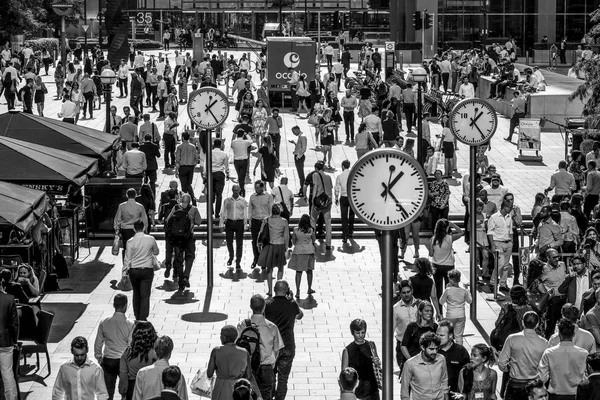 ロイター プラザ カナリー ・ ワーフ - ロンドン - イギリス - 2016 年 9 月 19 日のビジネス人々 の完全な crowdy 場所 — ストック写真