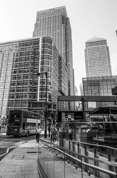 Vista sulla strada nel moderno quartiere degli affari di Canary Wharf a Londra - LONDRA - GRAN BRETAGNA - 19 SETTEMBRE 2016 — Foto Stock