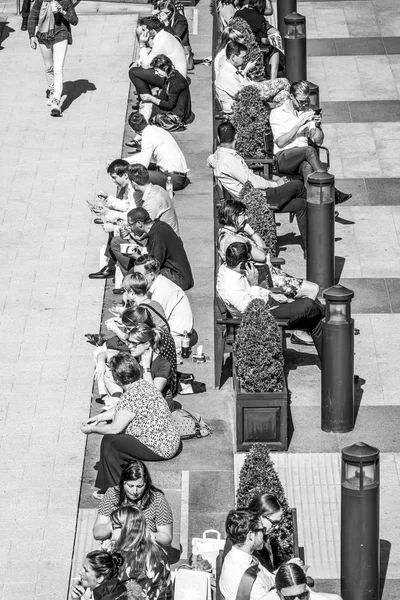 Geschäftsleute entspannen sich am churchill place in canary wharf - london - great britain - 19. September 2016 — Stockfoto