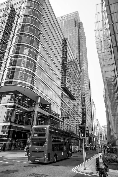 Tipik sokak görünümü Canary Wharf - Londra - İngiltere'de - 19 Eylül 2016