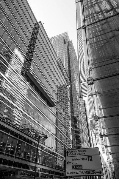 Modern cam ofis binaları Canary Wharf - Londra - İngiltere'de - 19 Eylül 2016