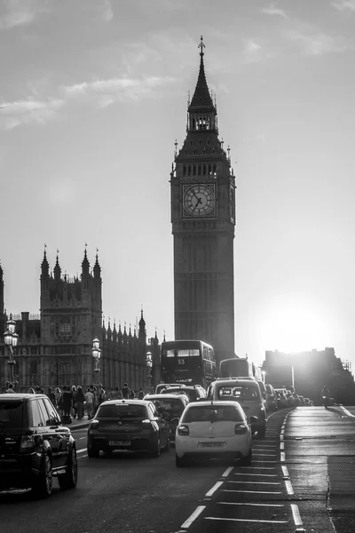 Pôr-do-sol maravilhoso sobre Westminster Bridge em Londres - LONDRES - GRANDE BRETANHA - SETEMBRO 19, 2016 — Fotografia de Stock