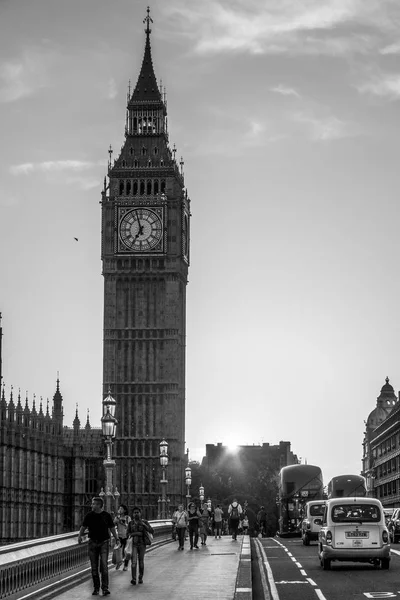 The Houses of Parliament and Elizabeth Tower Big Ben at sunset - LONDRES - GRANDE BRETANHA - SETEMBRO 19, 2016 — Fotografia de Stock