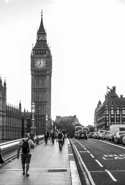 Queen Elizabeth Tower e Westminster Bridge dopo il tramonto - LONDRA - GRAN BRETAGNA - 19 SETTEMBRE 2016 — Foto Stock