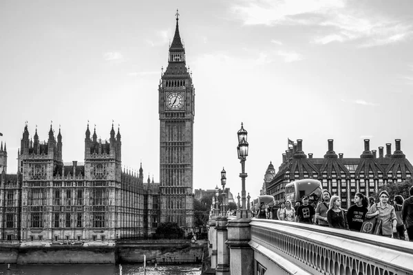 As Casas do Parlamento na Ponte Westminster em Londres - LONDRES - GRANDE BRETANHA - SETEMBRO 19, 2016 — Fotografia de Stock