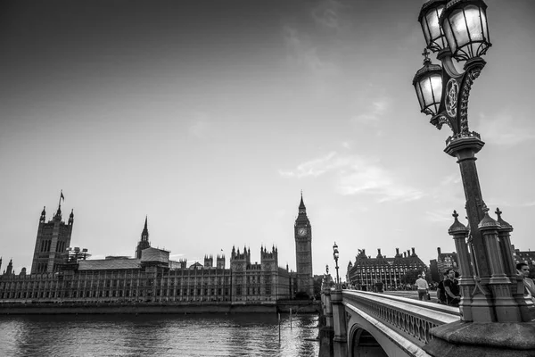 Güzel sokak fenerler Westminster Köprüsü'nde akşam - Londra - İngiltere'de - 19 Eylül 2016 — Stok fotoğraf