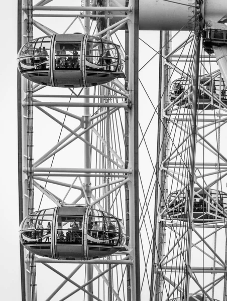 A kapszula, a London Eye óriáskerékkel - London - Nagy-Britannia - 2016. szeptember 19. — Stock Fotó