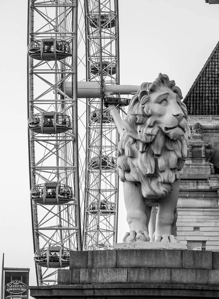A kapszula, a London Eye óriáskerékkel - London - Nagy-Britannia - 2016. szeptember 19. — Stock Fotó
