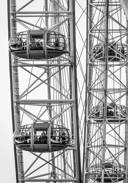 A kapszula, a London Eye óriáskerékkel - London - Nagy-Britannia - 2016. szeptember 19. — Stock Fotó