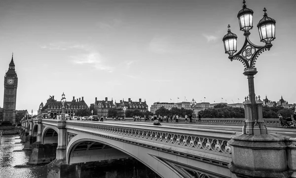 Westminster Bridge s Big Ben - širokoúhlý záběr - Londýn - Velká Británie - 19. září 2016 — Stock fotografie