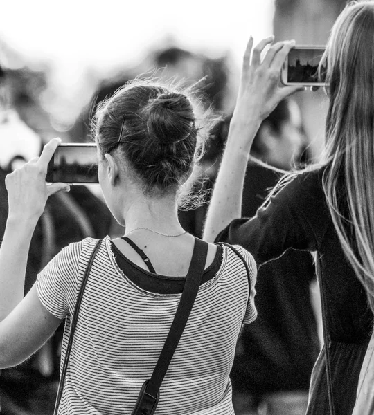 Turistler fotoğraf Westminster Köprüsü'nde Londra - Londra - İngiltere'de - 19 Eylül 2016 yapıyor