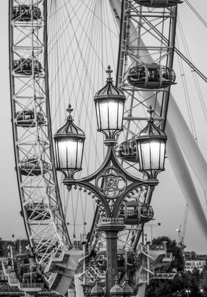 Schöne komposition von london eye und westminster bridge street latterns - london - great britain - 19. september 2016 — Stockfoto