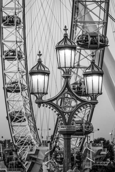 Szép kompozíció, London Eye és a Westminster Bridge street - London - lámpák Nagy-Britannia - 2016. szeptember 19. — Stock Fotó