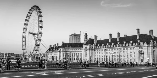London Eye és a megyeháza - London - Nagy-Britannia - 2016. szeptember 19. — Stock Fotó