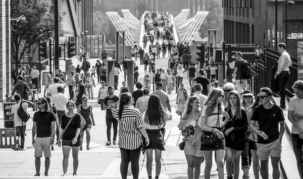 Lots of tourists at Millennium Bridge - a crowdy place and tourist attraction in London - LONDON - GREAT BRITAIN - SEPTEMBER 19, 2016 — Stock Photo, Image