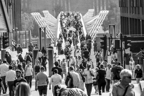 Lots of tourists at Millennium Bridge - a crowdy place and tourist attraction in London - LONDON - GREAT BRITAIN - SEPTEMBER 19, 2016 — Stock Photo, Image