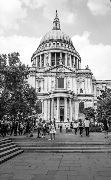 Catedral de São Paulo em Londres em um belo dia - LONDRES - GRANDE BRETANHA - 19 de setembro de 2016 — Fotografia de Stock