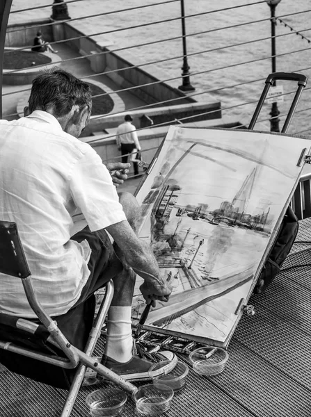 Artist painting on Millennium Bridge in London - LONDON - GREAT BRITAIN - SEPTEMBER 19, 2016 — Stock Photo, Image