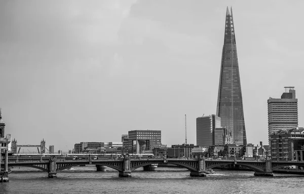 La Shard Tower di Londra - vista dal Millenium Bridge - LONDRA - GRAN BRETAGNA - 19 SETTEMBRE 2016 — Foto Stock