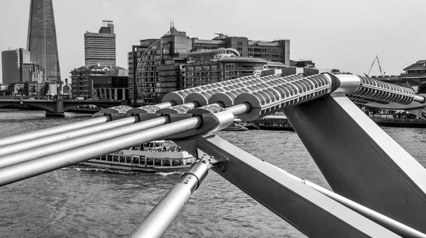 Costruzione futuristica del Millennium Bridge a Londra - LONDRA - GRAN BRETAGNA - 19 SETTEMBRE 2016 — Foto Stock