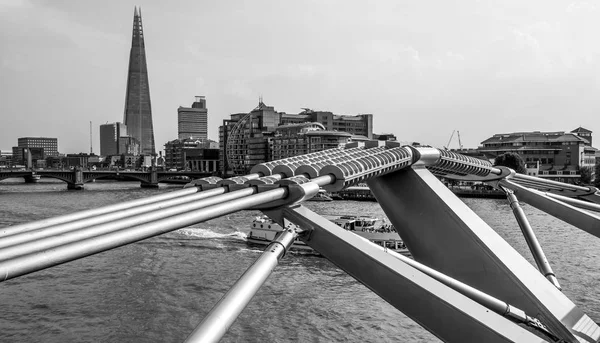 Costruzione futuristica del Millennium Bridge a Londra - LONDRA - GRAN BRETAGNA - 19 SETTEMBRE 2016 — Foto Stock