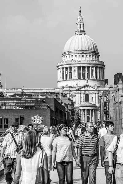 ミレニアム橋セント ポールズ ウィーンオペラハウス - ロンドン - イギリスから - 2016 年 9 月 19 日上を歩く人 — ストック写真