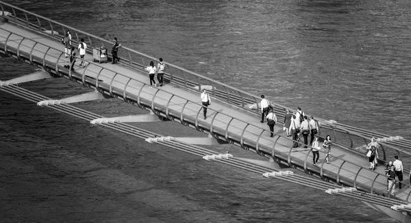 Pessoas caminhando sobre a Ponte do Milênio em Londres - vista aérea - LONDRES - GRANDE BRETANHA - SETEMBRO 19, 2016 — Fotografia de Stock