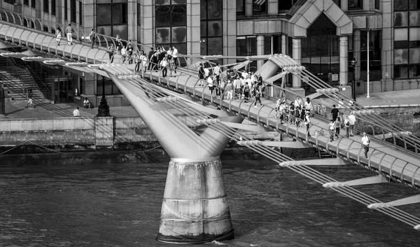 19 Eylül 2016 - Londra - İngiltere - Londra - hava Millennium Köprüsü üzerinde yürüyen insanlar görüntülemek