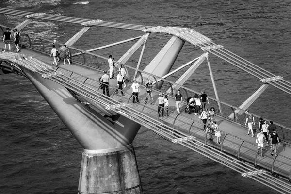 People walking over the Millennium Bridge in London - aerial view - LONDON - GREAT BRITAIN - SEPTEMBER 19, 2016 — Stock Photo, Image