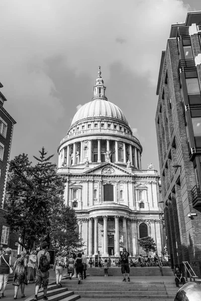 Catedral de St. Pauls en la ciudad de Londres - LONDRES - GRAN BRETAÑA - 19 DE SEPTIEMBRE DE 2016 — Foto de Stock