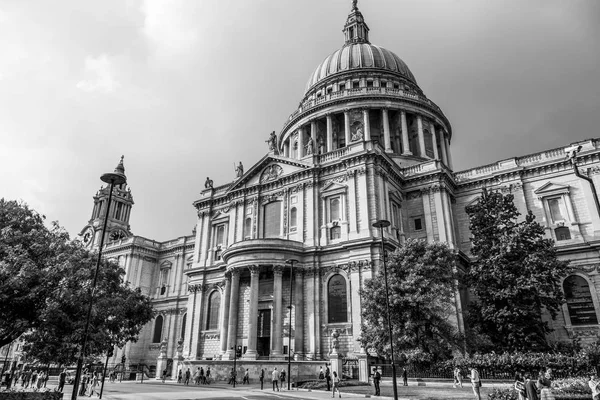 Catedral de St. Pauls, na cidade de Londres - LONDRES - GRANDE BRETANHA - SETEMBRO 19, 2016 — Fotografia de Stock