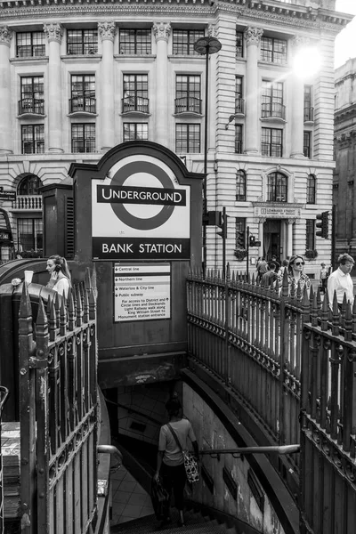 London Underground - bankovní stanice - Londýn - Velká Británie - 19. září 2016 — Stock fotografie