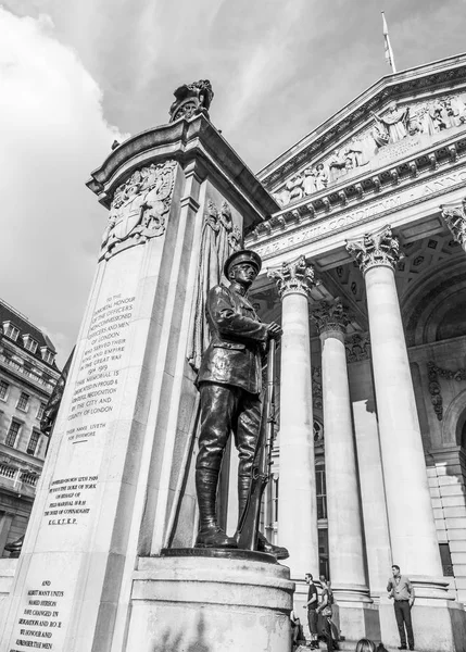 Estátua no Royal Exchange em Londres - LONDRES - GRANDE BRETANHA - SETEMBRO 19, 2016 — Fotografia de Stock