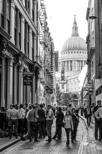 Narrow lane at St Pauls Cathedral in London - LONDON - GREAT BRITAIN - SEPTEMBER 19, 2016 — Stock Photo, Image