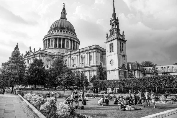 I giardini della Cattedrale di St Pauls a Londra - luogo ideale per rilassarsi - LONDRA - GRAN BRETAGNA - 19 SETTEMBRE 2016 — Foto Stock