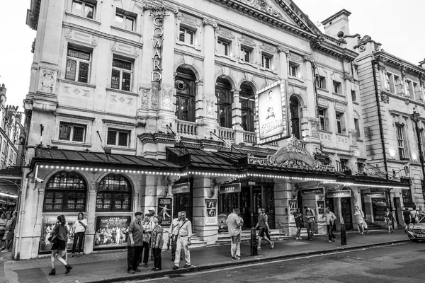 Noel Coward Theatre in London - LONDON - GREAT BRITAIN - SEPTEMBER 19, 2016 — Stock Photo, Image