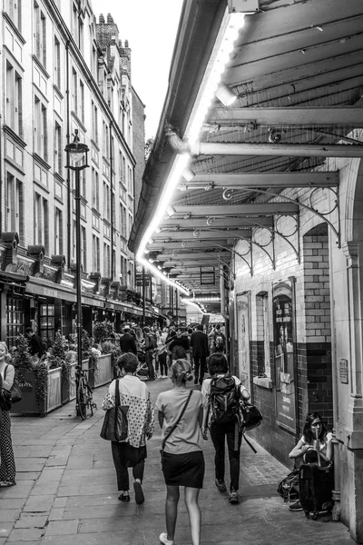 Narrow Lane nel quartiere dei teatri di Londra Westend - LONDRA - GRAN BRETAGNA - 19 SETTEMBRE 2016 — Foto Stock