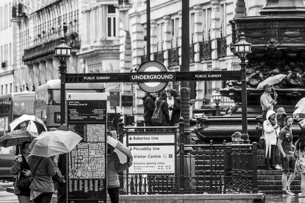 Piccadilly Circus London on a rainy day - LONDON - GREAT BRITAIN - SEPTEMBER 19, 2016 — Stock Photo, Image