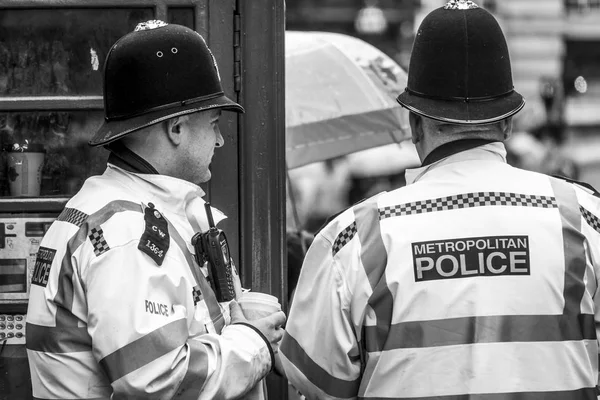 Співробітники поліції Лондона на Пікаділлі, Лондон - Лондон - Великобританія - 19 вересня 2016 — стокове фото