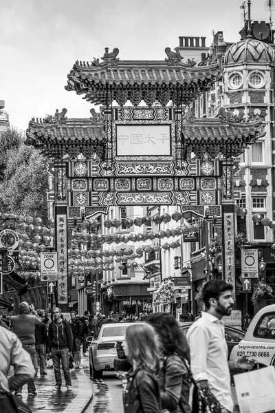 Чайна-таун в Лондоне в дождливый день - знаменитые большие ворота - LONDON - ВЕЛИКОБРИТАНИЯ - 19 сентября 2016 года — стоковое фото
