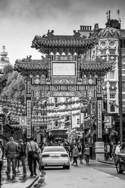 Cidade da China em Londres em um dia chuvoso - o famoso portão grande - LONDRES - GRANDE BRETANHA - 19 de setembro de 2016 — Fotografia de Stock