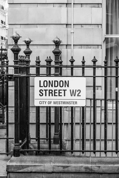 London Street in Paddington - LONDON - GREAT BRITAIN - SEPTEMBER 19, 2016 — Stock Photo, Image