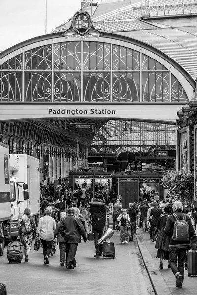 London Paddington station - bardzo ruchliwym miejscu - Londyn - Wielkiej Brytanii - 19 września 2016 r. — Zdjęcie stockowe