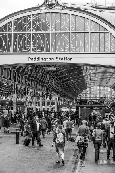Londra Paddington istasyonu - bir çok meşgul yer - Londra - Büyük Britanya - 19 Eylül 2016