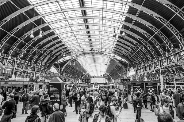 The huge hall of Paddington Station in London - LONDON - GREAT BRITAIN - SEPTEMBER 19, 2016 — Stock Photo, Image