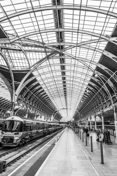 A platformok Paddington állomáson, London - London - Nagy-Britannia - 2016. szeptember 19. — Stock Fotó