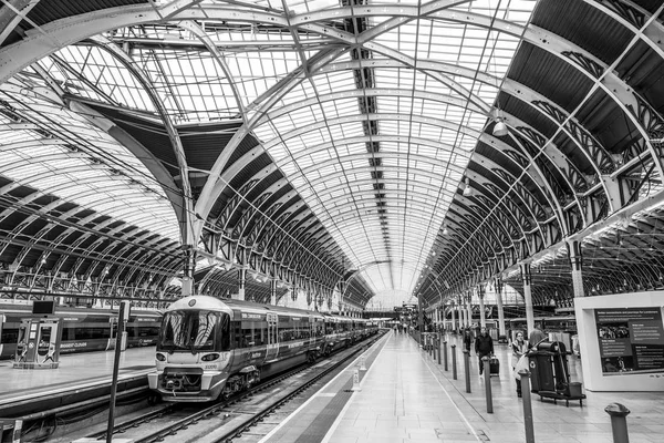 Platformy na stacji Paddington w Londyn - Londyn - Wielkiej Brytanii - 19 września 2016 r. — Zdjęcie stockowe