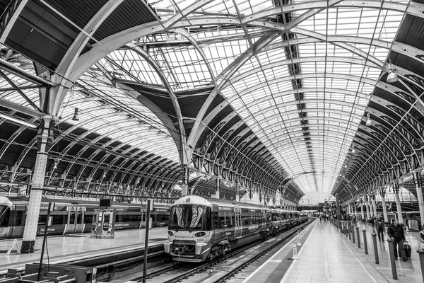 Paddington istasyonu Londra - Londra - İngiltere'de - 19 Eylül 2016 platformları